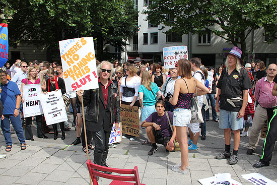 rund  350 Teilnehmer(-innen) hatte der 1. Münchner Slutwalk am13.08.2011 (©Foto: Martin Schmitz)